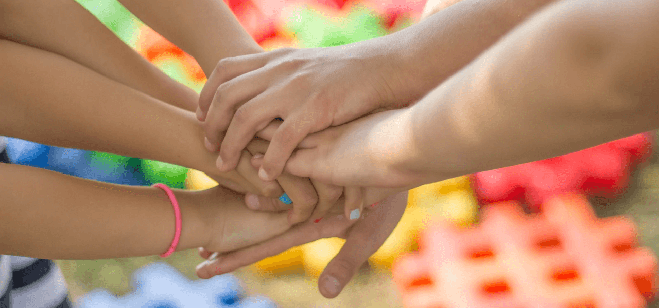 Beduerfnissorientiert (1) Kinder reichen sich die Haende