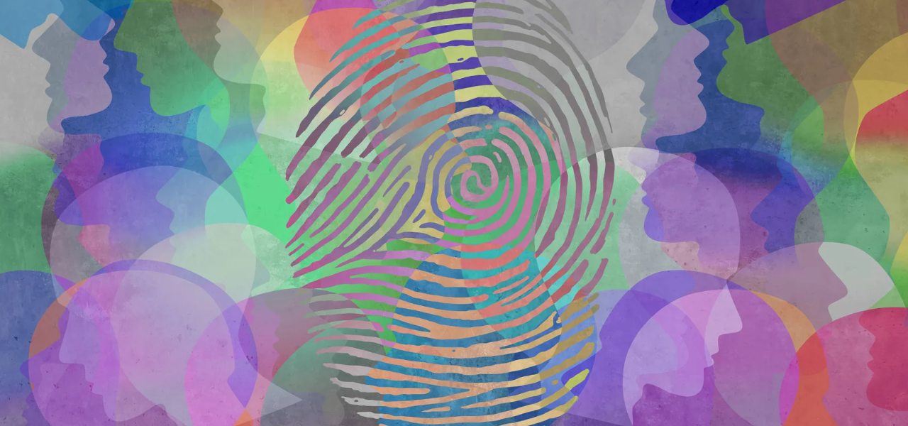 Es ist ein Fingerabdruck mit bunten Farben zu sehen. Identitaetsfindung