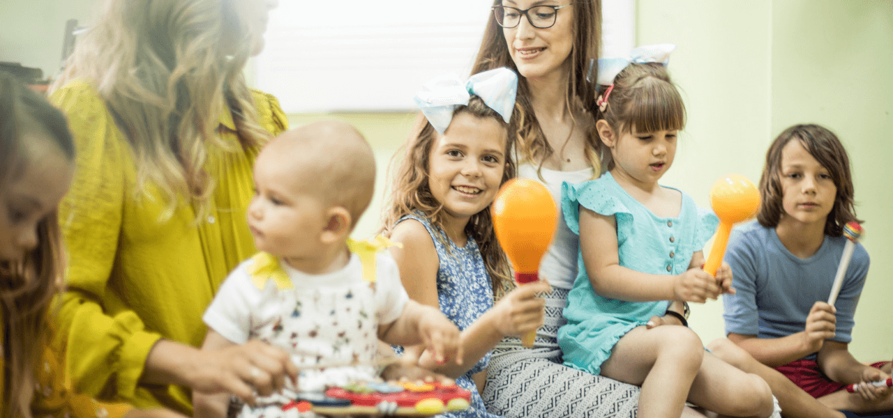 Demkoratische Erziehung Zwei Kinder streiten sich um einen Rucksack. Beide ziehen daran.