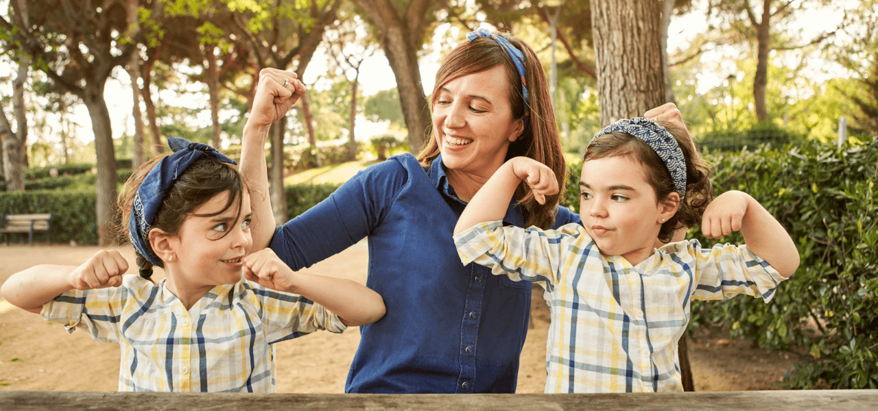 Mutter mit Kindern zwei selbstbewusste Kinder mit ihrer Mutter